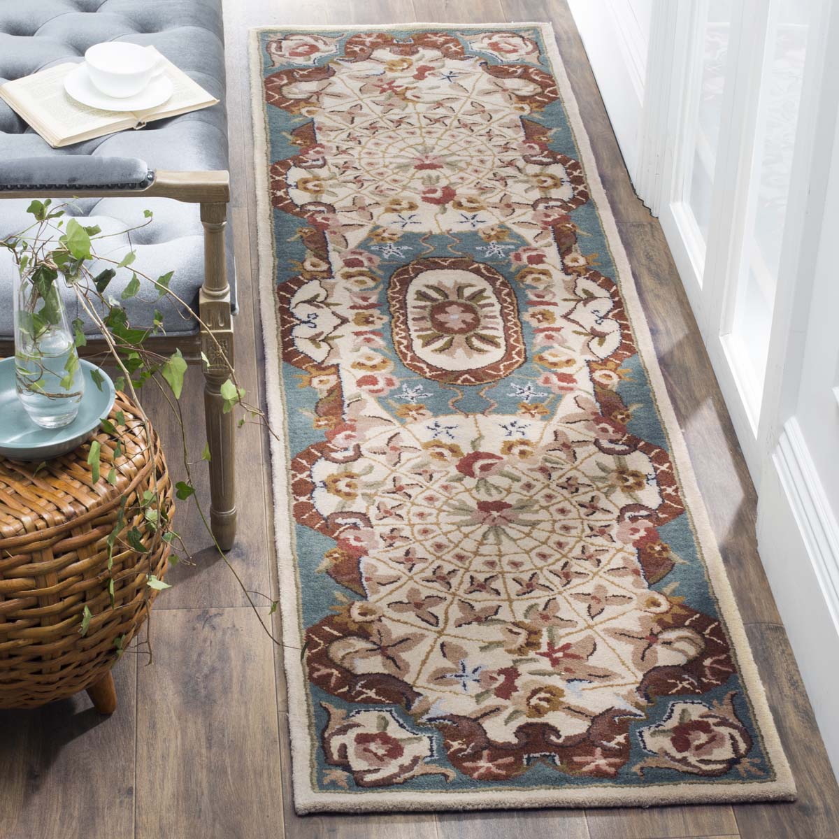 Safavieh Classic 304 Rug, CL304 - Ivory / Light Blue