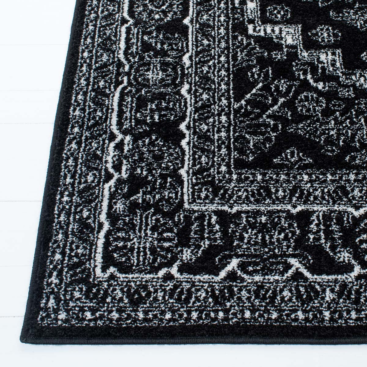 Safavieh Adirondack 108 Rug, Black, ADR108 - Black / Ivory