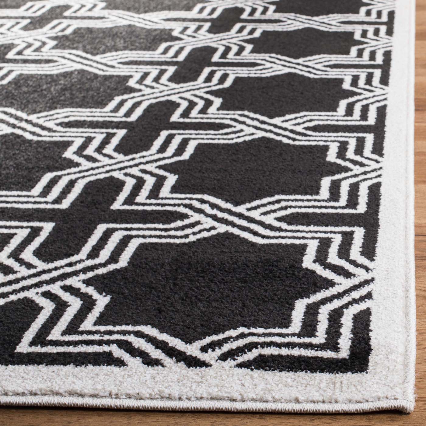 Safavieh Amherst 413 Rug, AMT413 - Anthracite / Ivory