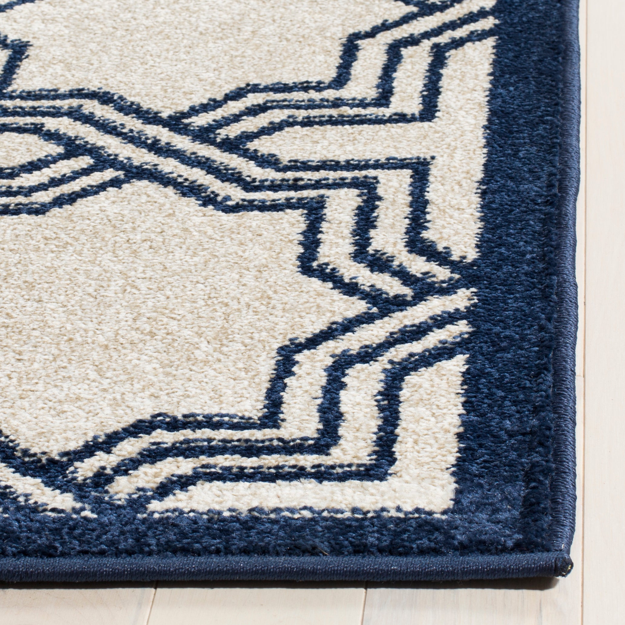 Safavieh Amherst 413 Rug, AMT413 - Ivory / Navy