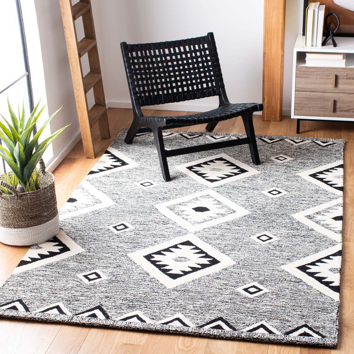 Safavieh Aspen 814 Rug, APN814 - Black / Ivory