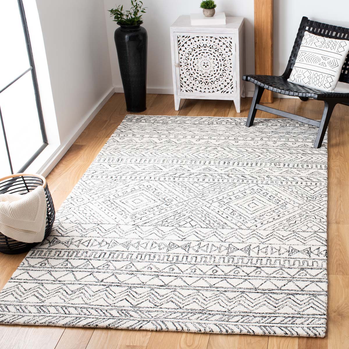 Safavieh Aspen 821 Rug, APN821 - Ivory / Black