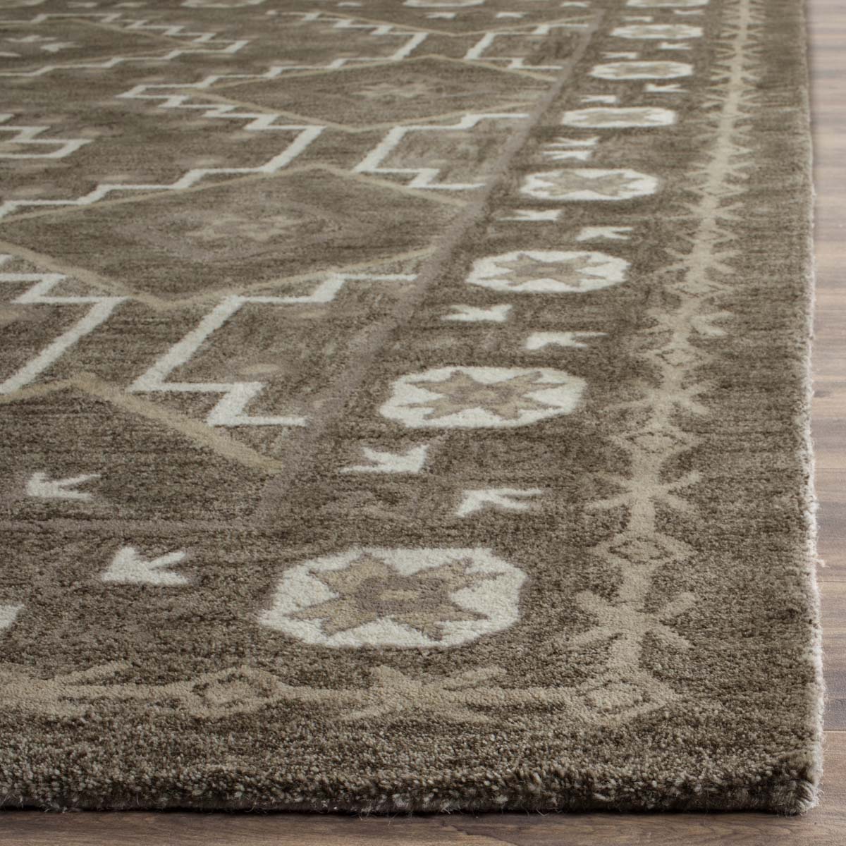 Safavieh Bella 672 Rug, BEL672 - Brown / Taupe