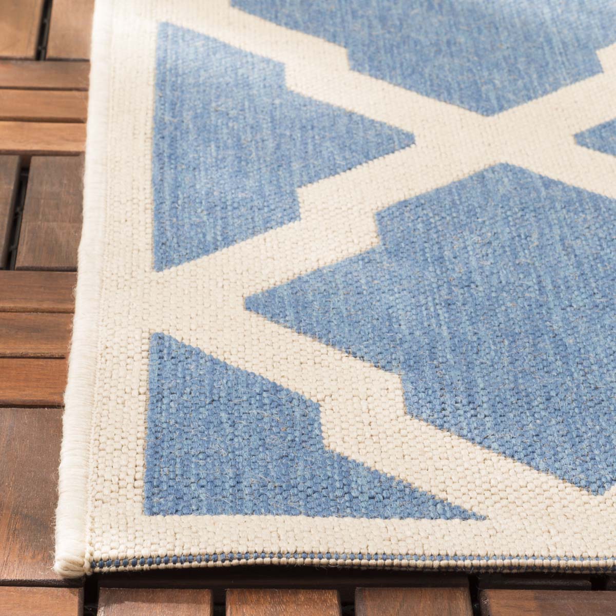 Safavieh Beach House 122 Rug, BHS122 - Blue / Creme