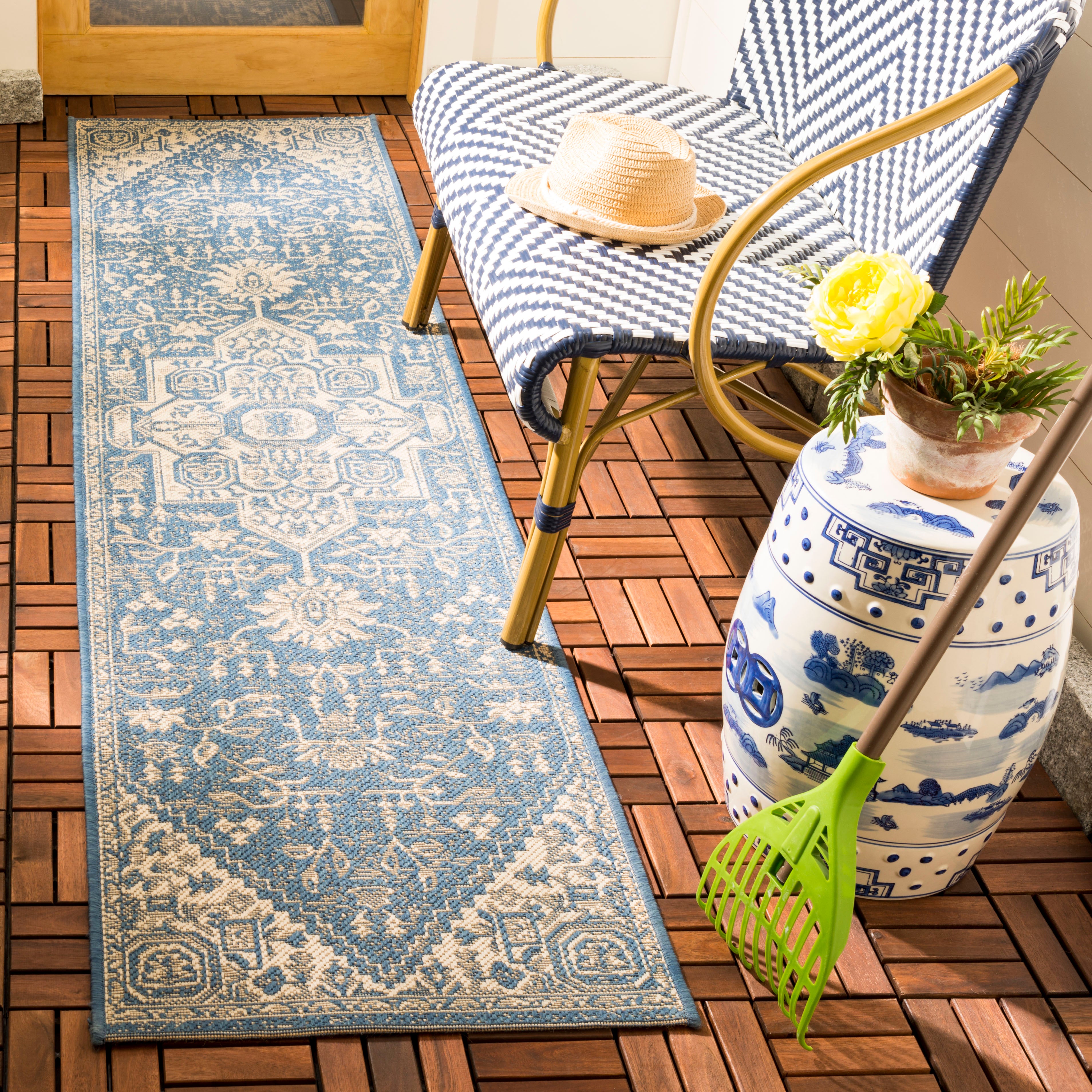 Safavieh Beach House 138 Rug, BHS138 - Cream / Blue