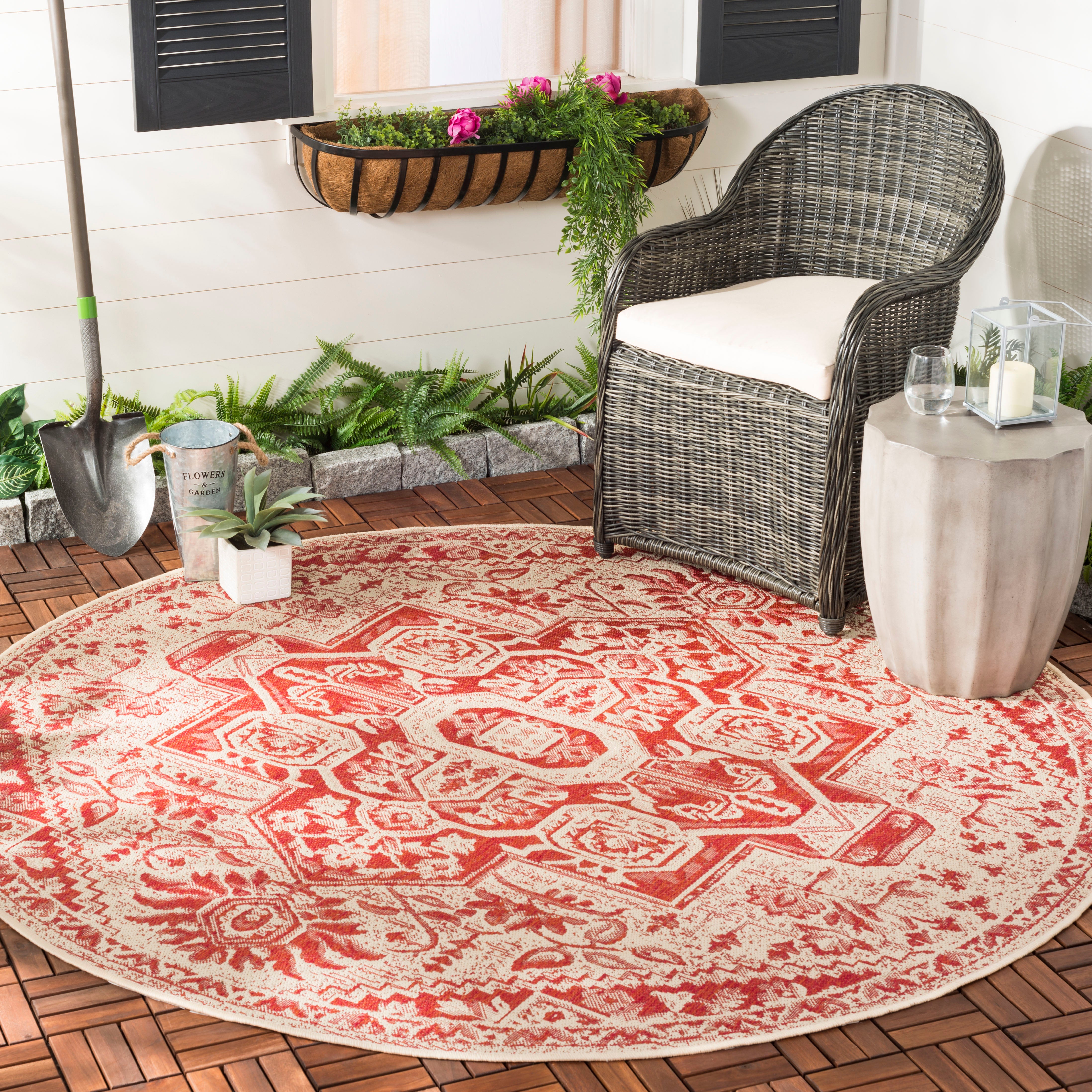 Safavieh Beach House 138 Rug, BHS138 - Red / Creme