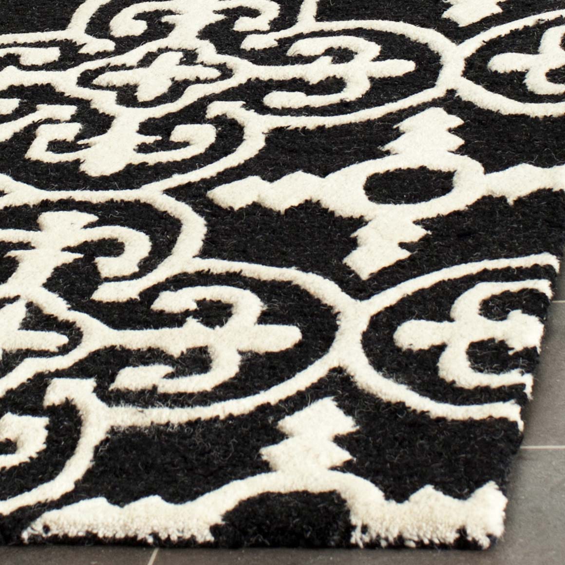 Safavieh Cambridge 133 Rug, CAM133 - Black / Ivory