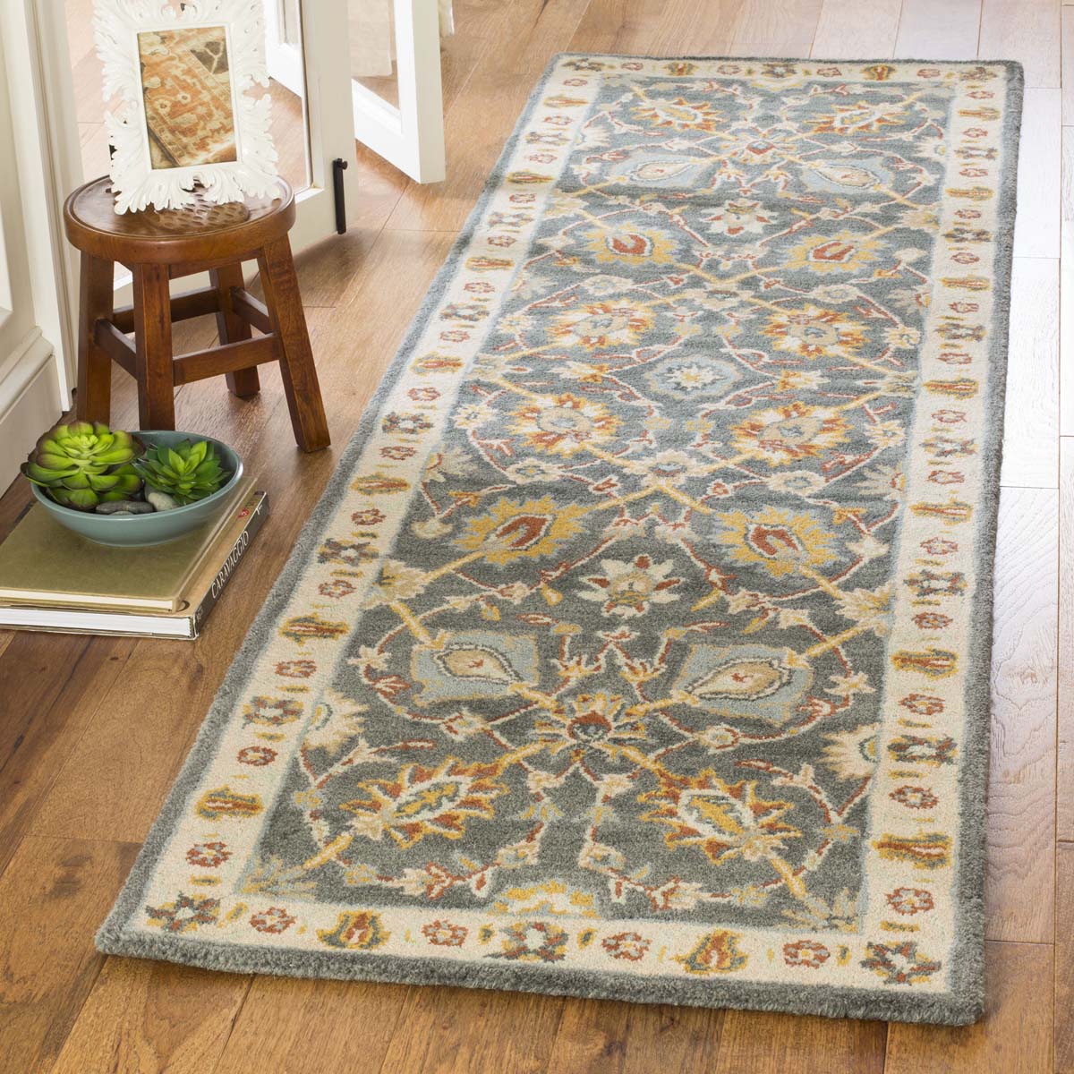 Safavieh Classic 934 Rug, CL934 - Dark Grey / Ivory