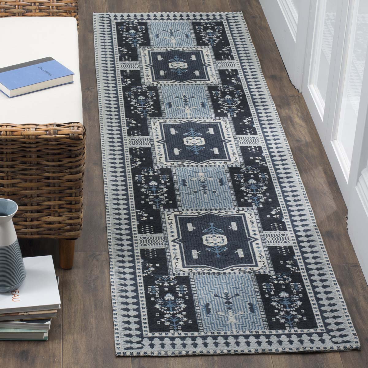 Safavieh Classic Vintage 512 Rug, CLV512 - Navy / Light Blue