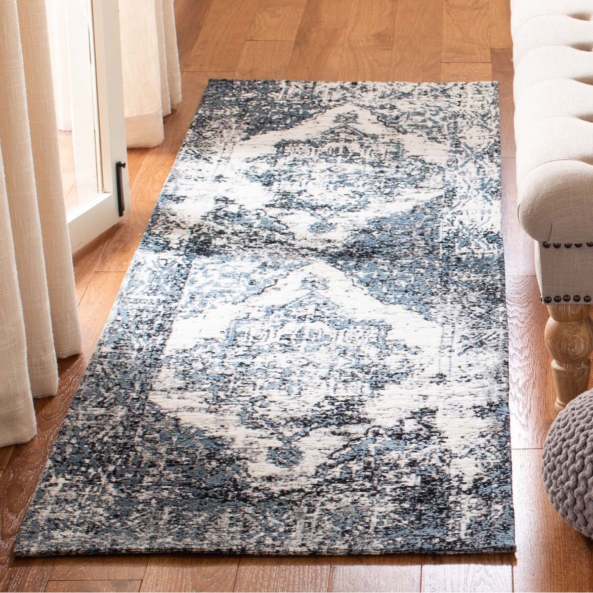 Safavieh Classic Vintage 703 Rug, CLV703 - Navy / Ivory