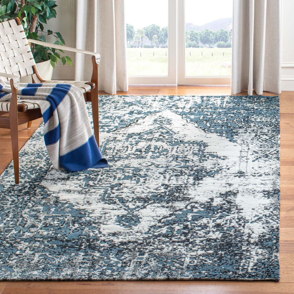 Safavieh Classic Vintage 703 Rug, CLV703 - Navy / Ivory