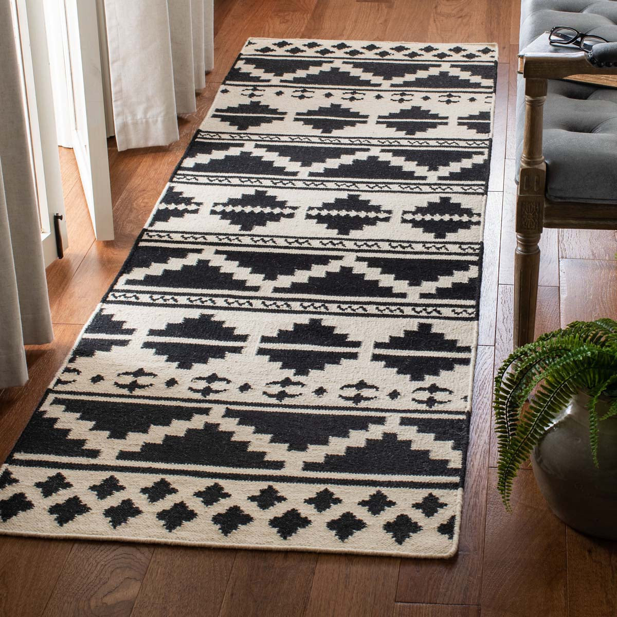 Safavieh Dhurries 110 Rug, DHU110 - Black / Ivory