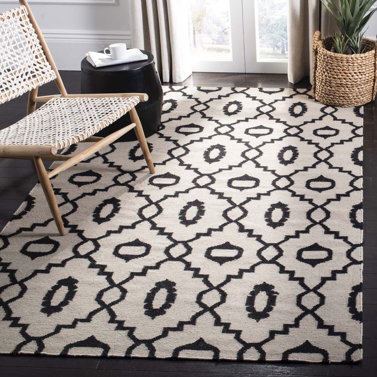 Safavieh Dhurries 205 Rug, DHU205 - Ivory / Black