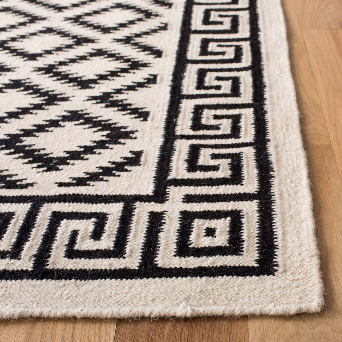 Safavieh Dhurries 411 Rug, DHU411 - Ivory / Black