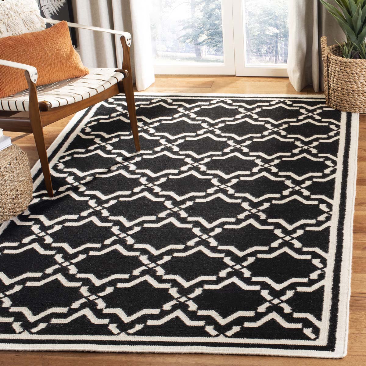 Safavieh Dhurries 545 Rug, DHU545 - Black / Ivory