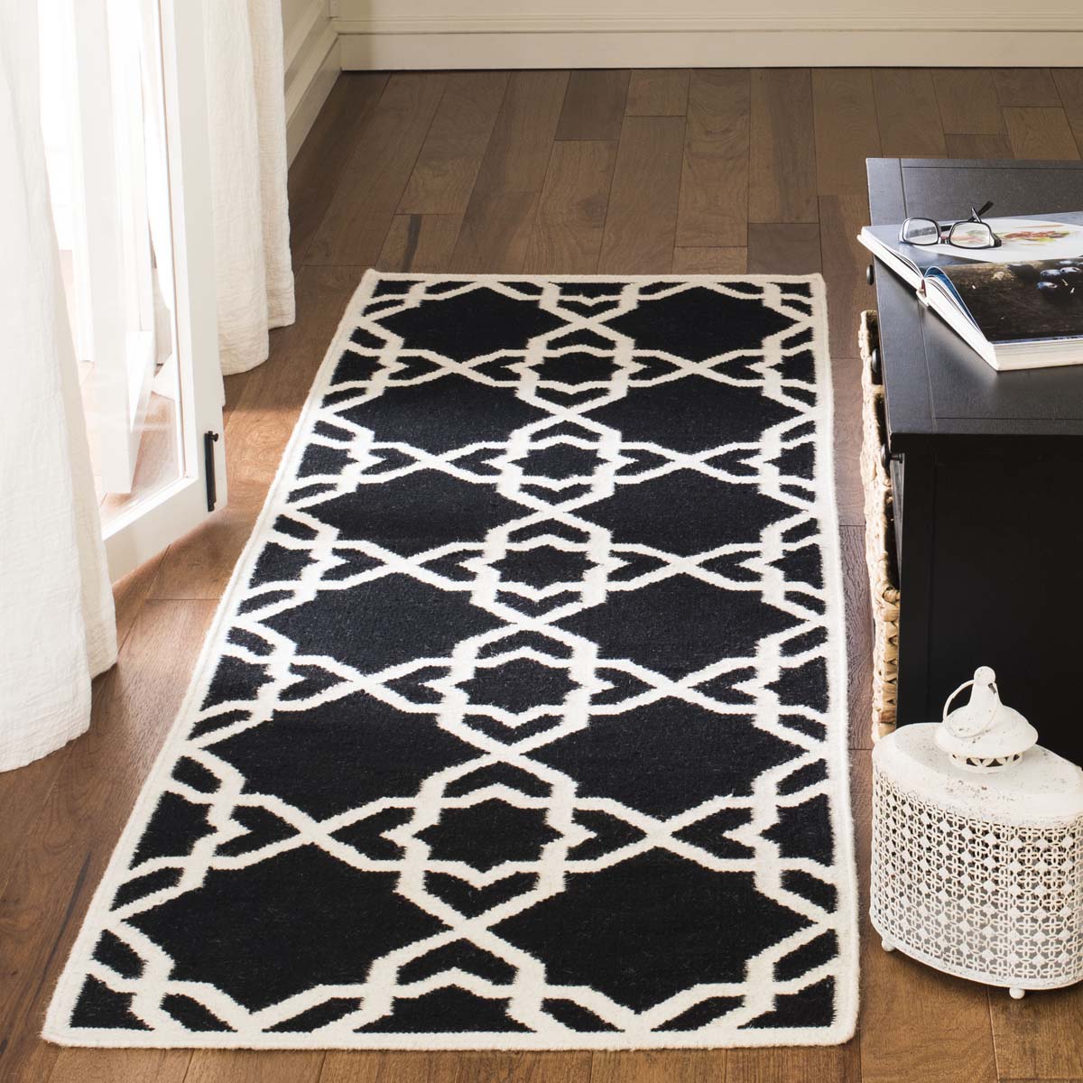 Safavieh Dhurries 548 Rug, DHU548 - Black / Ivory