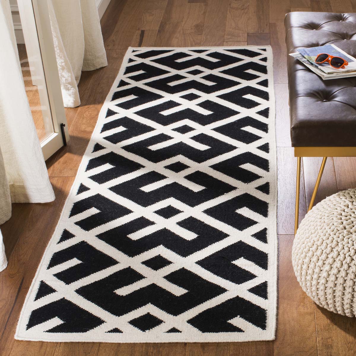 Safavieh Dhurries 552 Rug, DHU552 - Black / Ivory