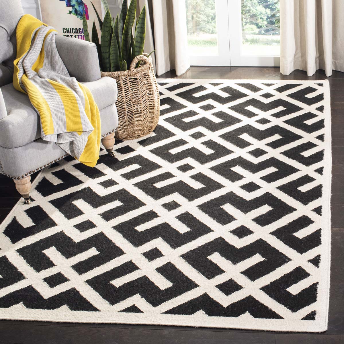 Safavieh Dhurries 552 Rug, DHU552 - Black / Ivory