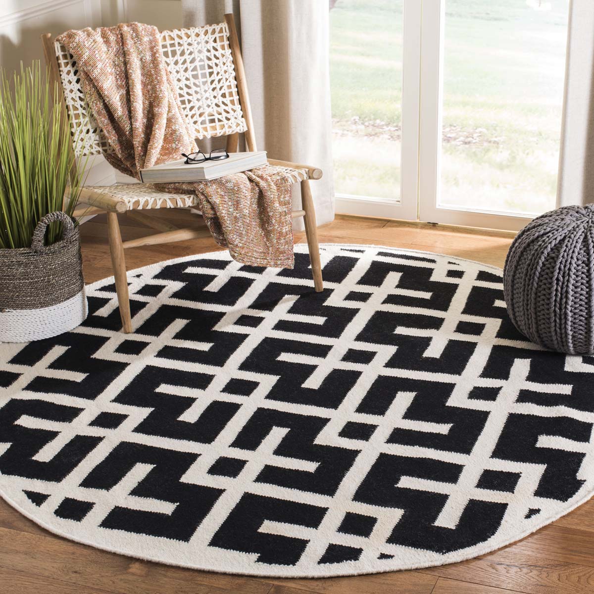 Safavieh Dhurries 552 Rug, DHU552 - Black / Ivory