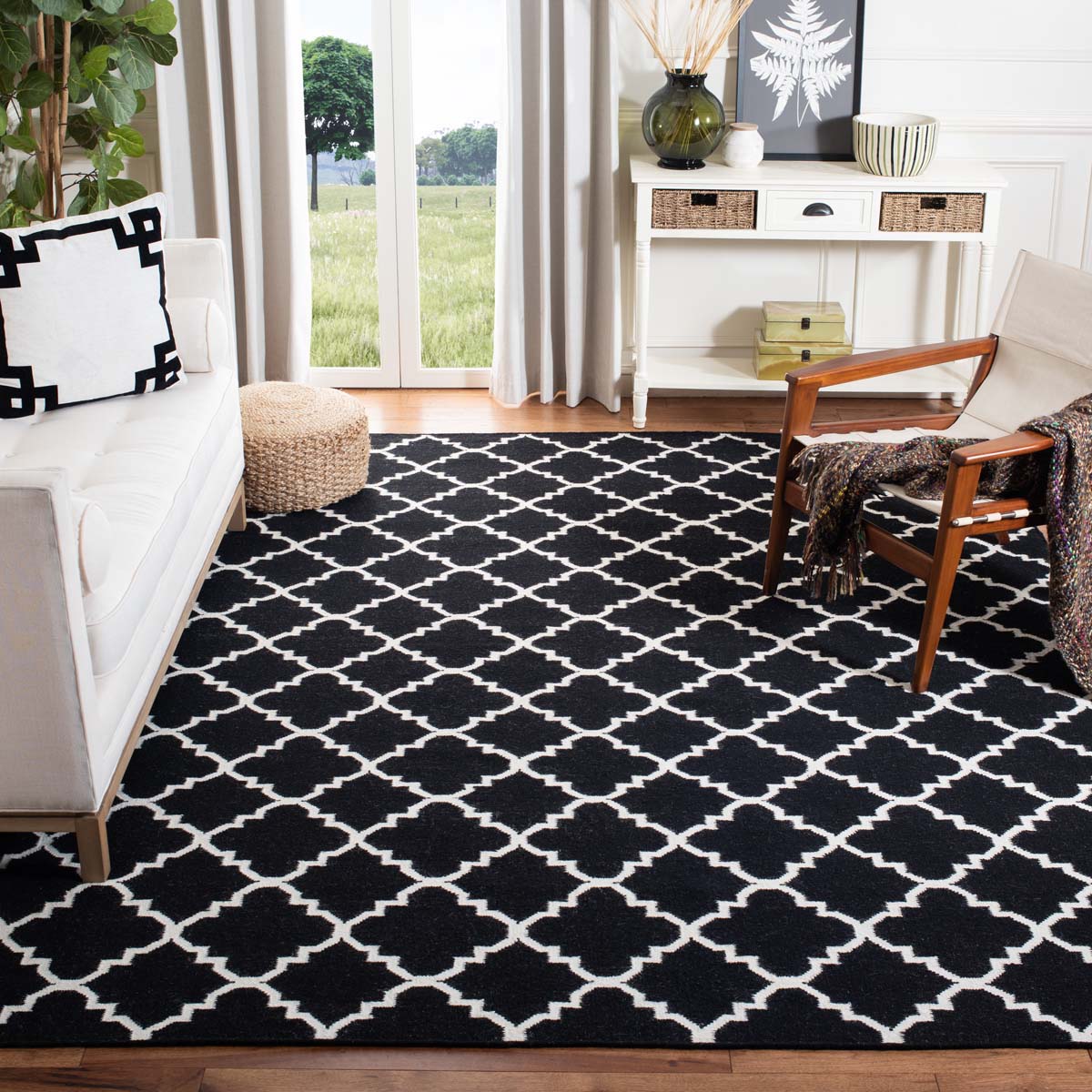 Safavieh Dhurries 554 Rug, DHU554 - Black / Ivory