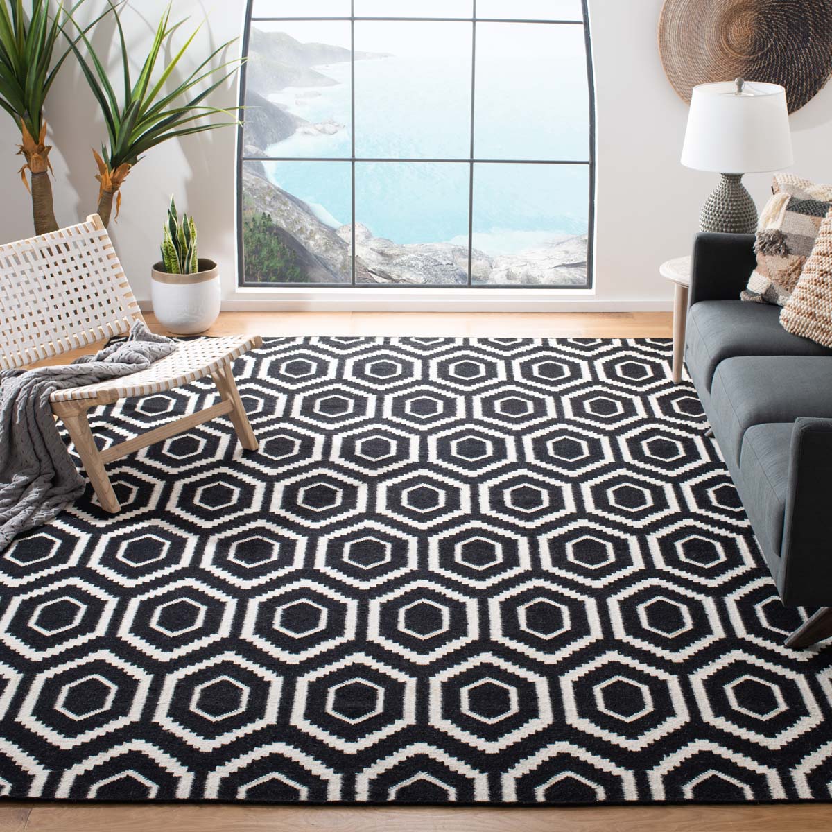 Safavieh Dhurries 556 Rug, DHU556 - Black / Ivory