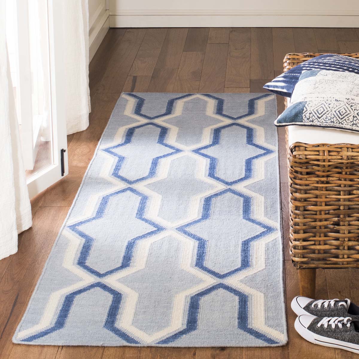 Safavieh Dhurries 559 Rug, DHU559 - Light Blue / Dark Blue