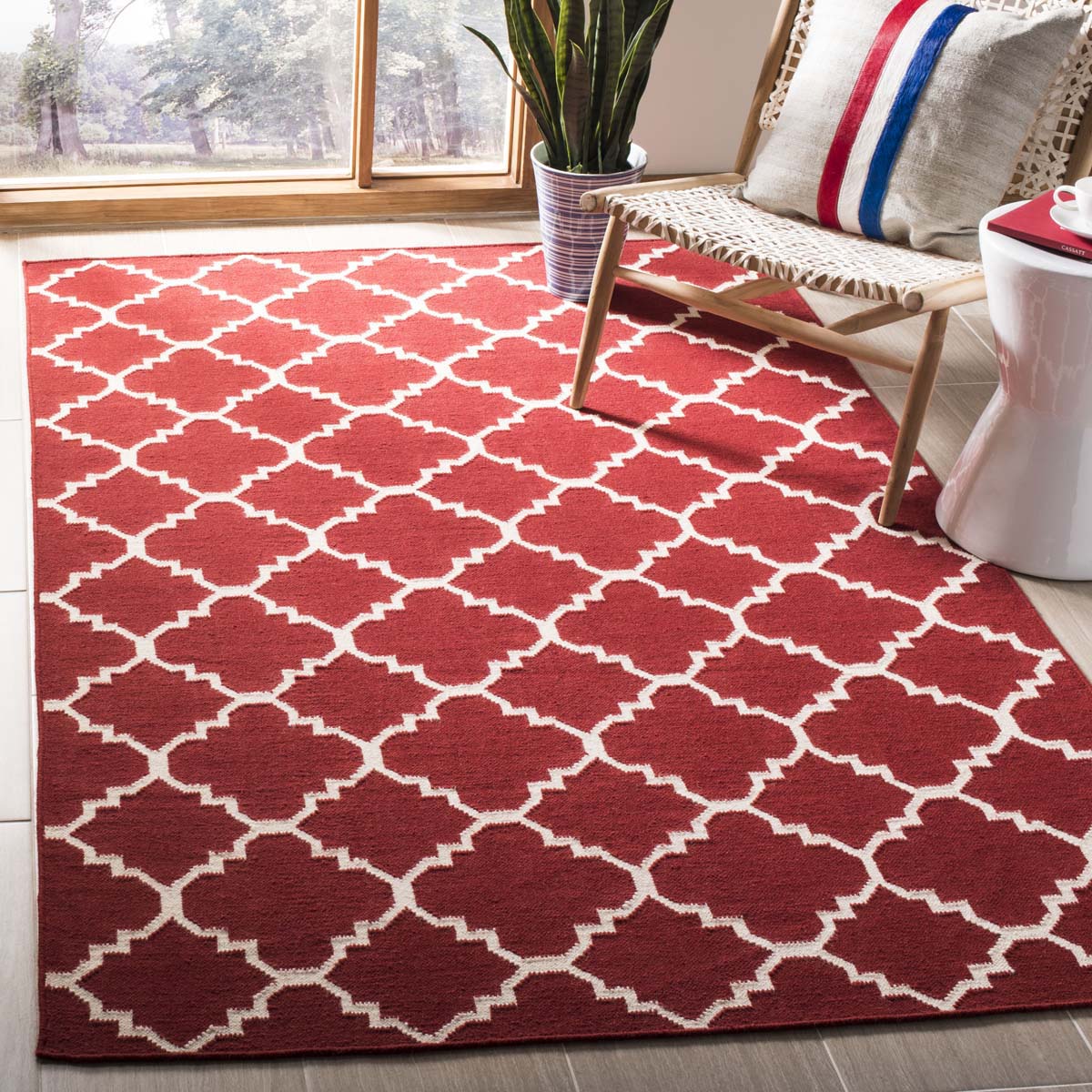 Safavieh Dhurries 566 Rug, DHU566 - Red / Ivory