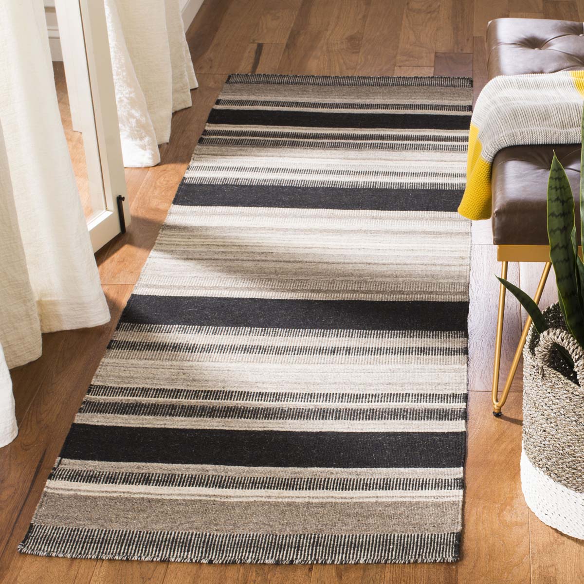 Safavieh Dhurries 628 Rug, DHU628 - Natural / Black