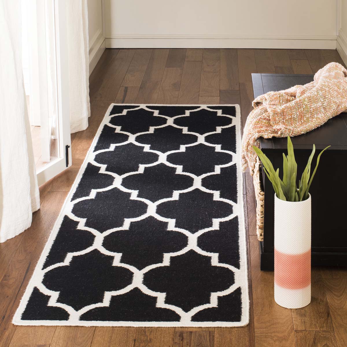 Safavieh Dhurries 632 Rug, DHU632 - Black / Ivory