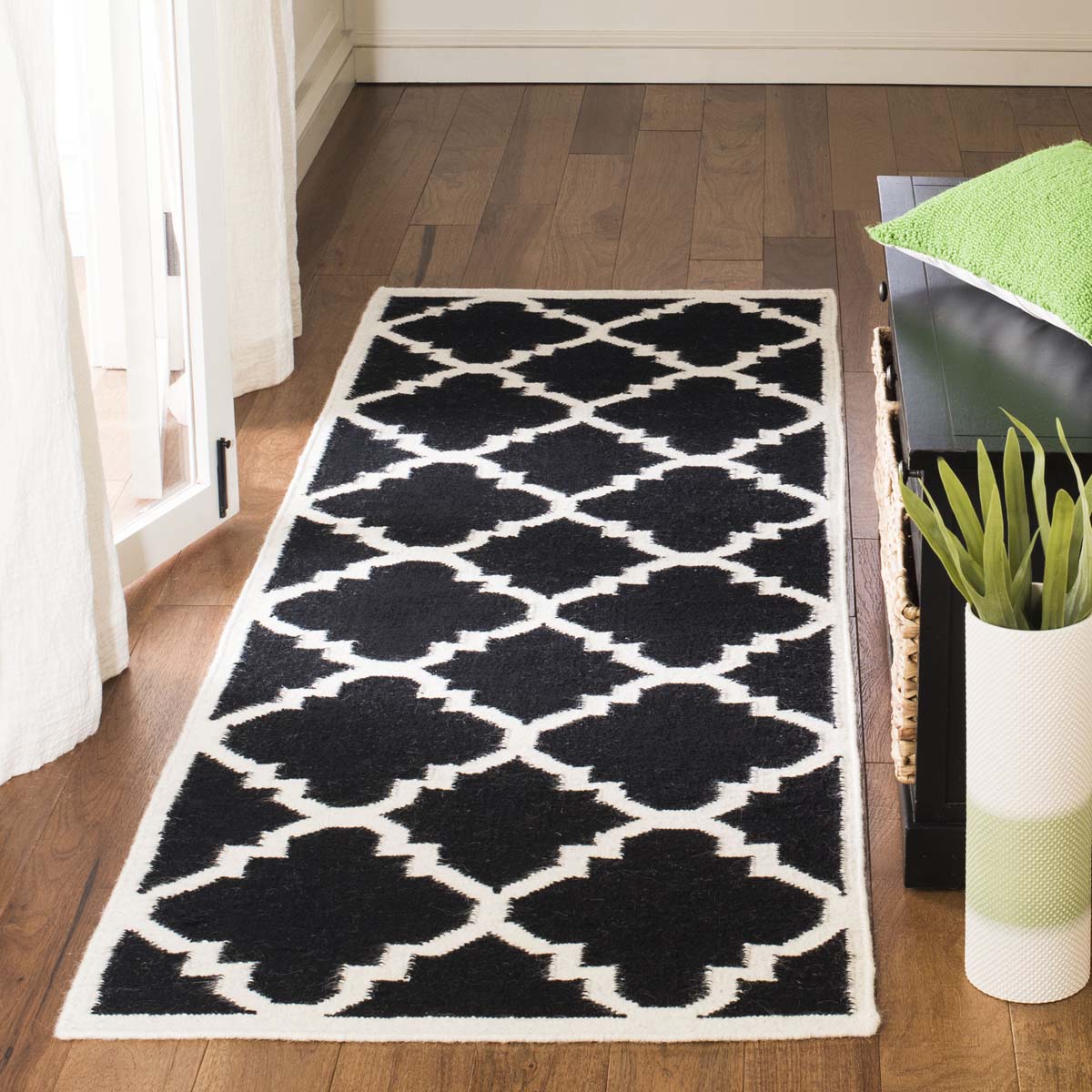 Safavieh Dhurries 633 Rug, DHU633 - Black / Ivory