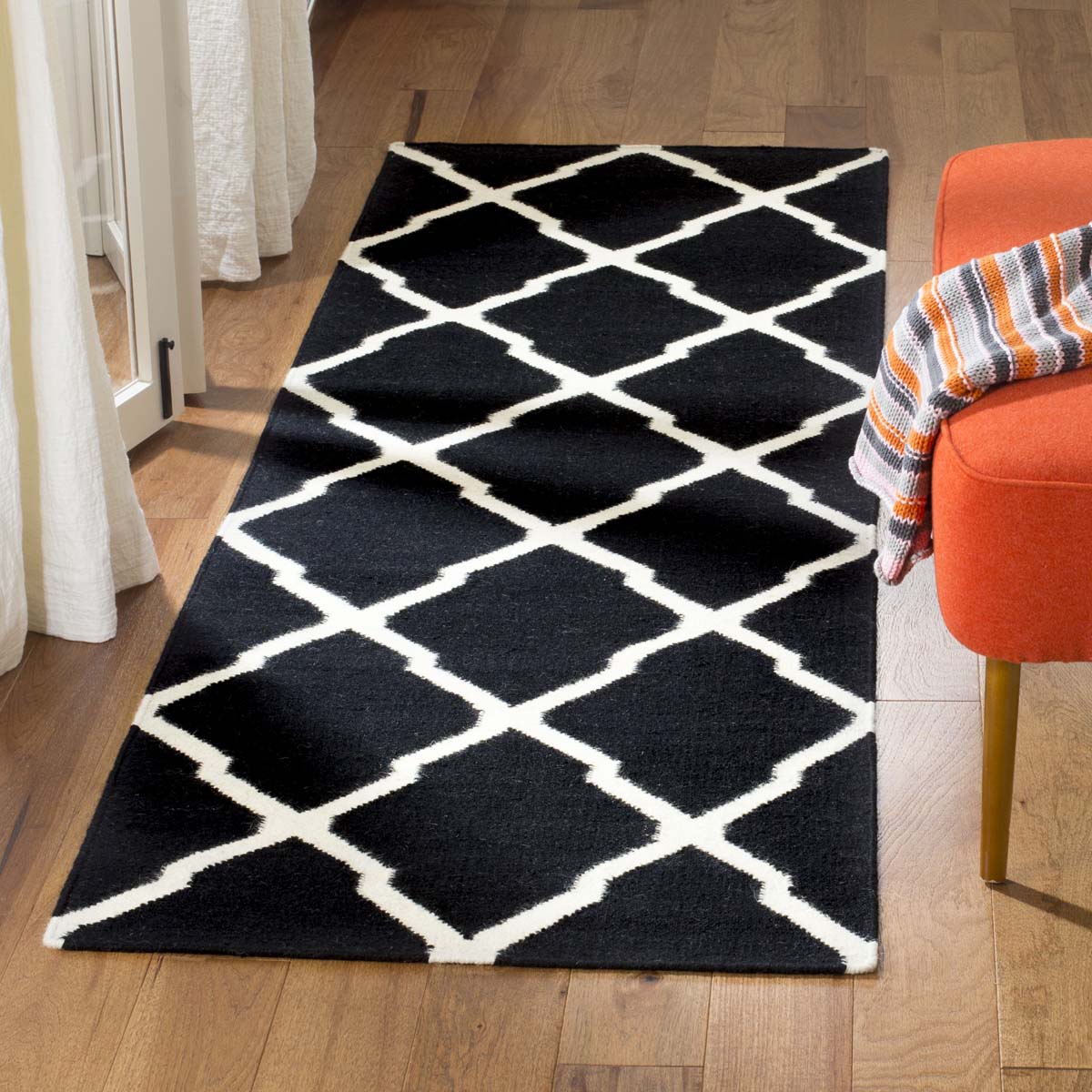 Safavieh Dhurries 634 Rug, DHU634 - Black / Ivory