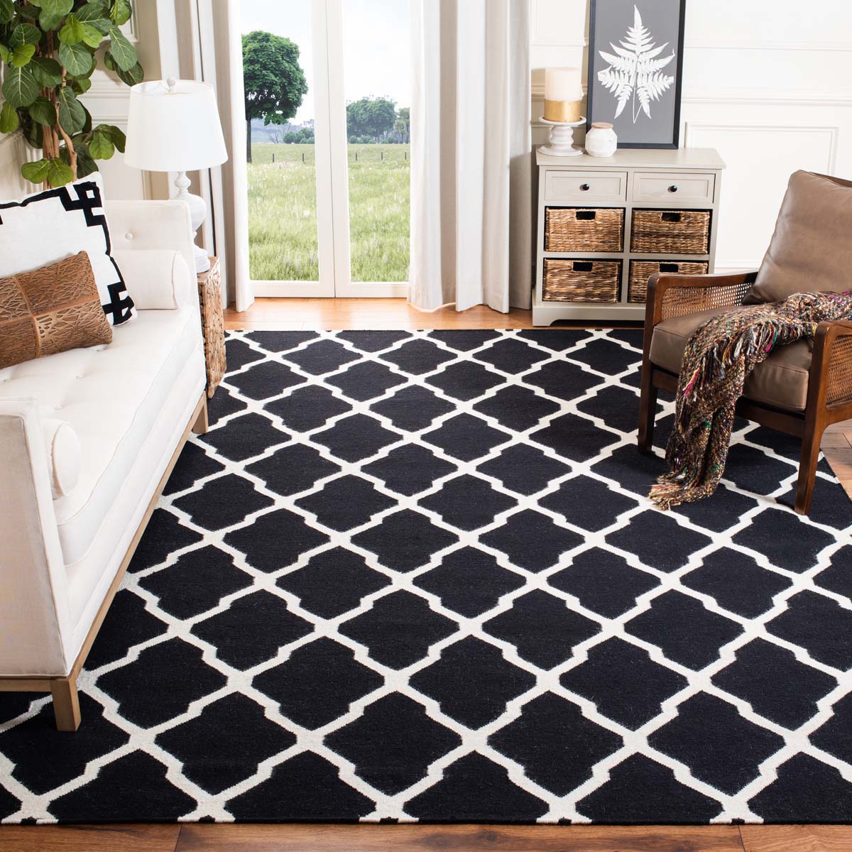 Safavieh Dhurries 634 Rug, DHU634 - Black / Ivory