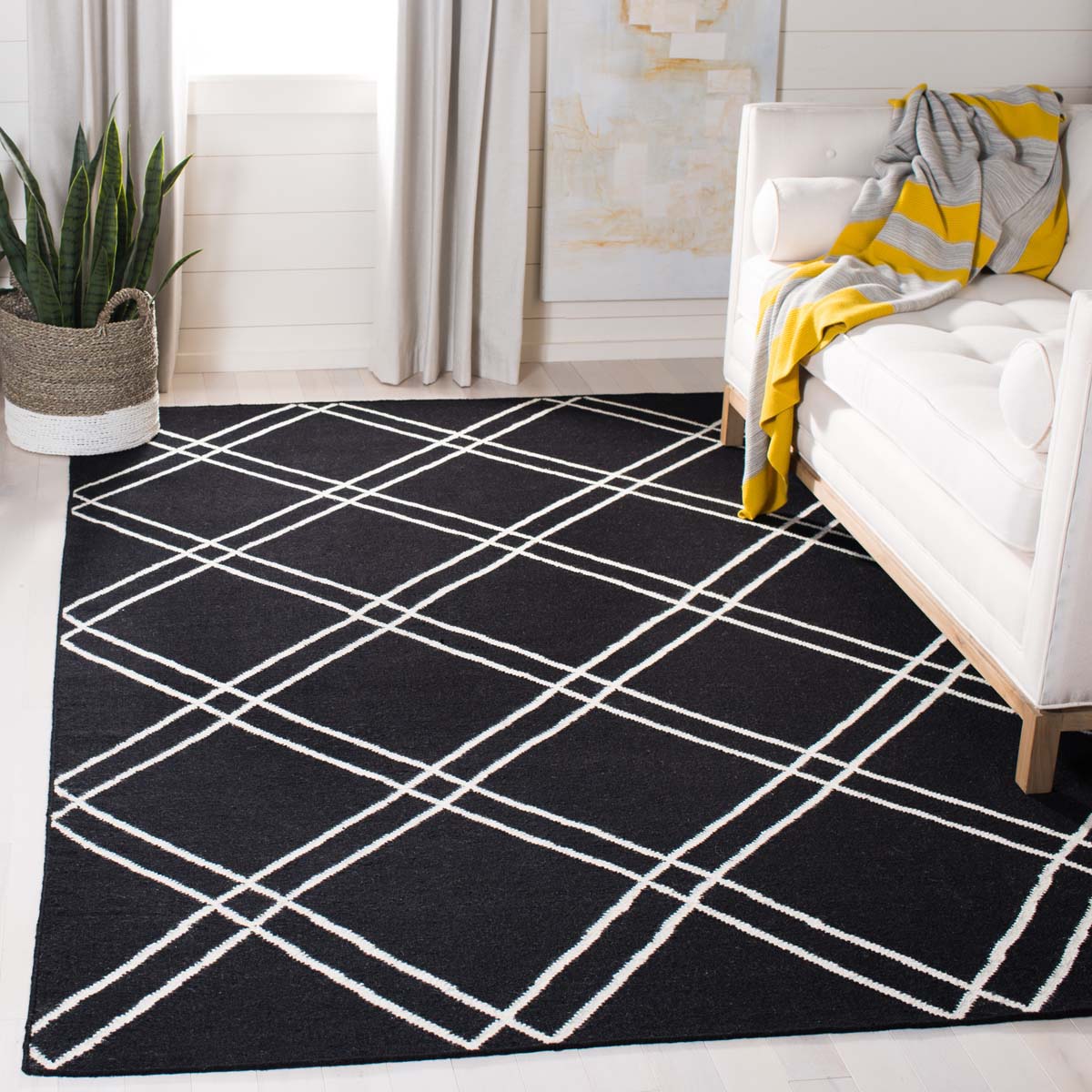 Safavieh Dhurries 638 Rug, DHU638 - Black / Ivory