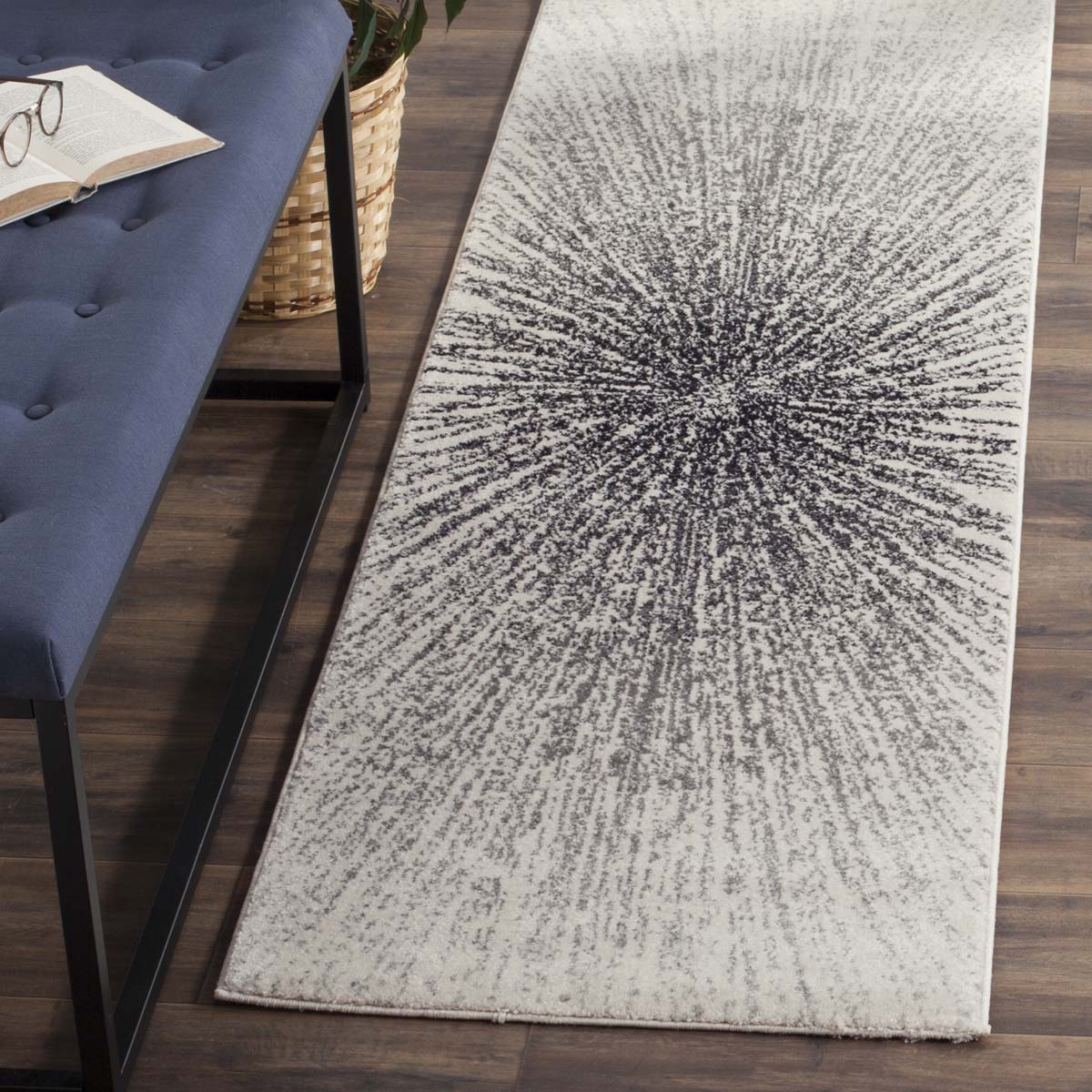 Safavieh Evoke 228 Rug, White, EVK228 - Black / Ivory