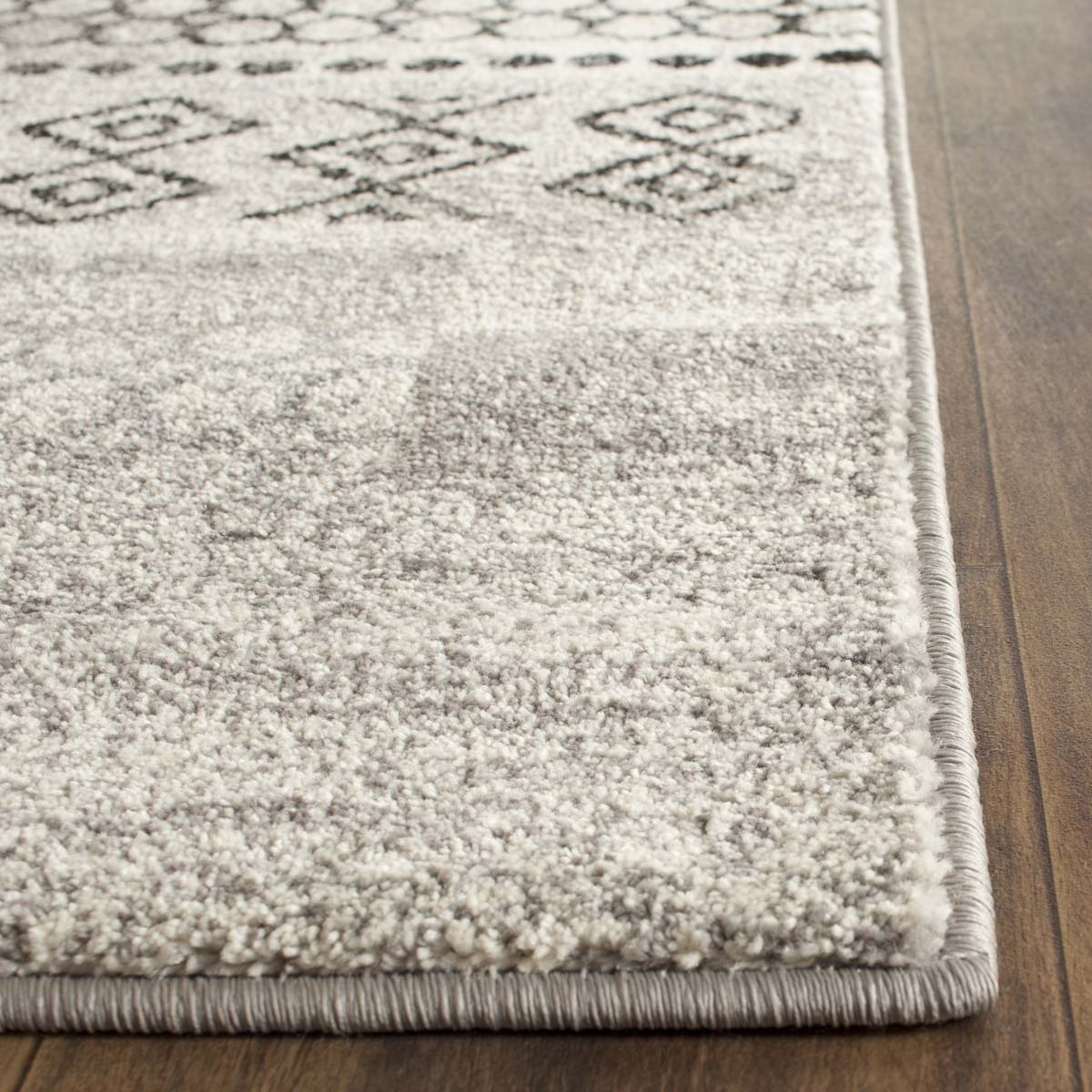 Safavieh Evoke 407 Rug, EVK407 - CREAM / DARK GREY