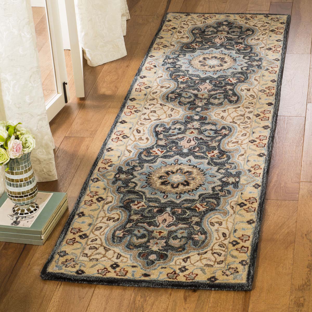 Safavieh Heritage 18A Rug, HG918A - Creme / Black