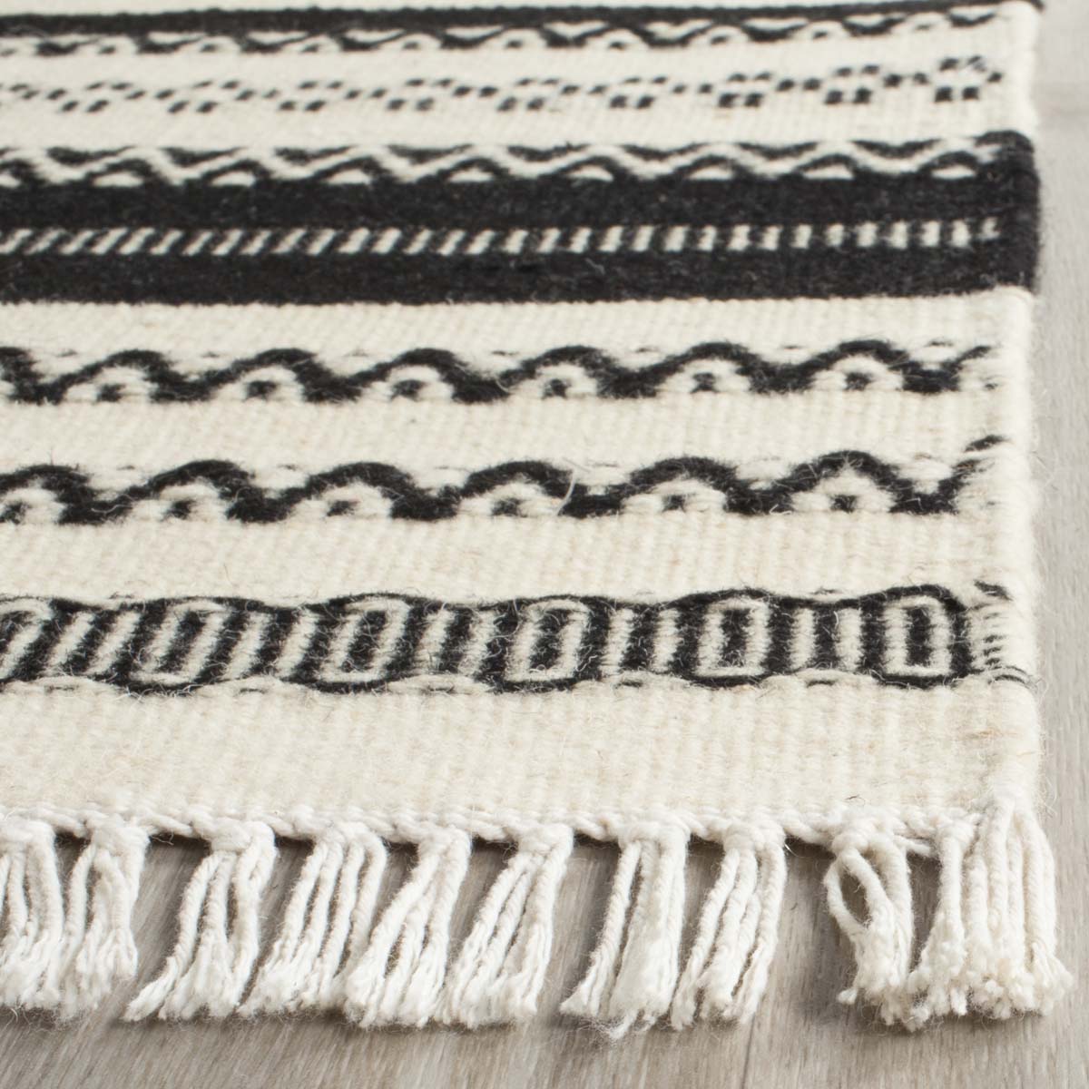 Safavieh Kilim 101 Rug, KLM101 - Ivory / Black