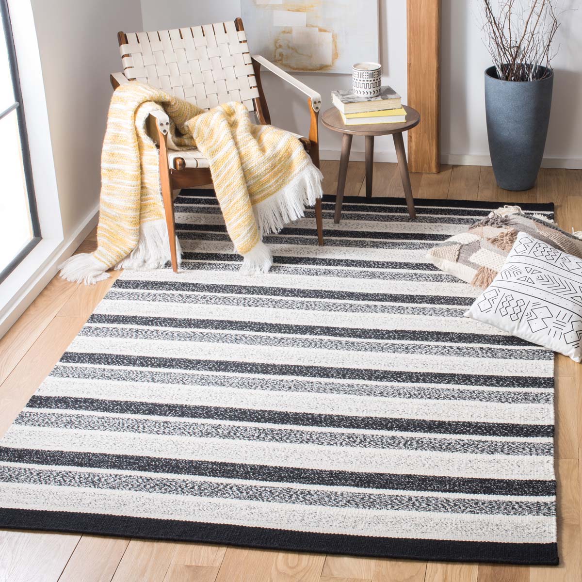 Safavieh Kilim 151 Rug, KLM151 - Black / Ivory