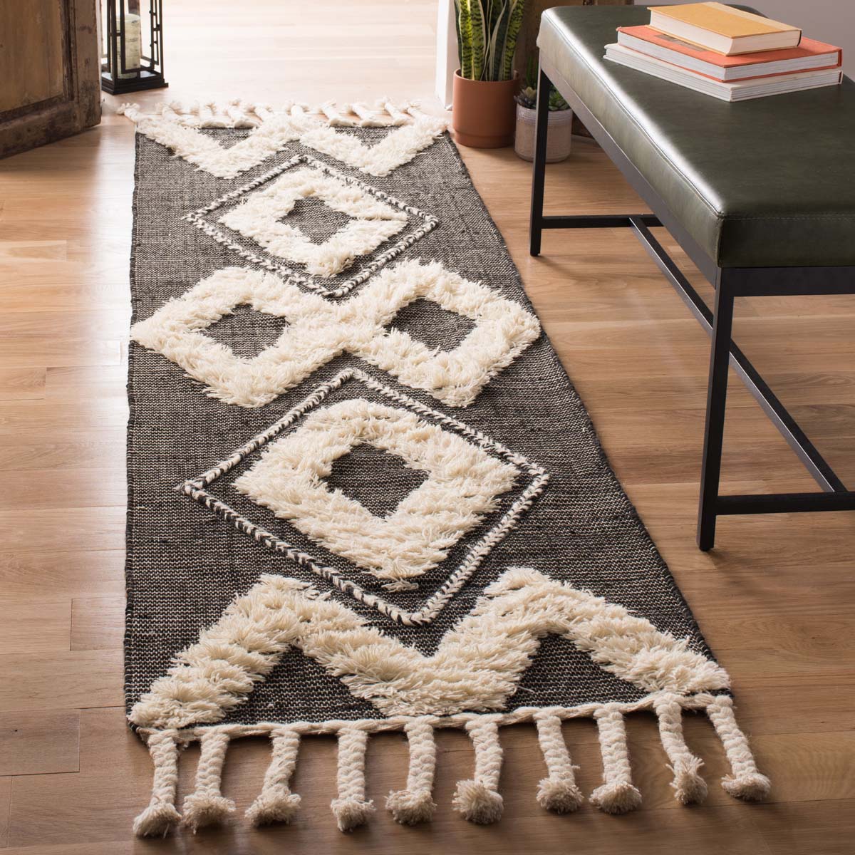 Safavieh Kenya 903 Rug, KNY903 - Black / Ivory