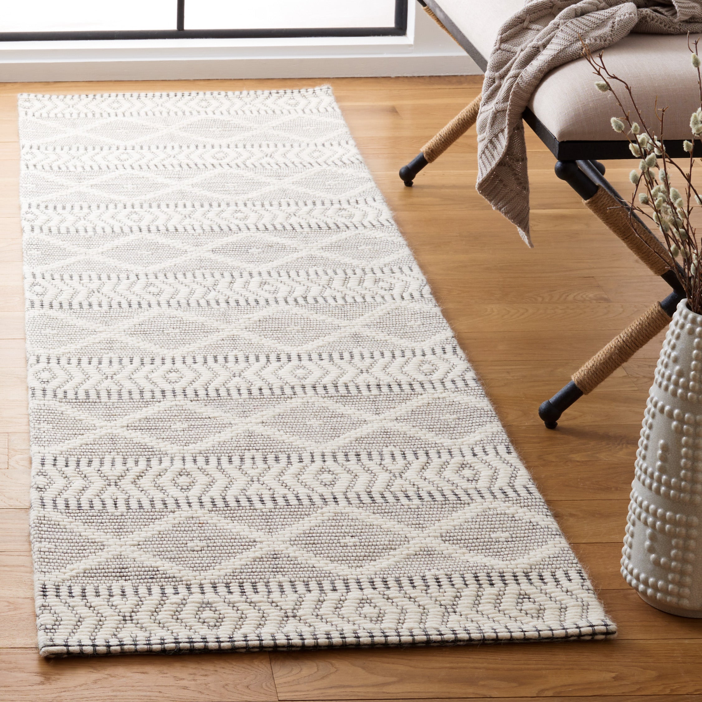 Safavieh Marbella 751 Rug, MRB751 - Ivory / Black