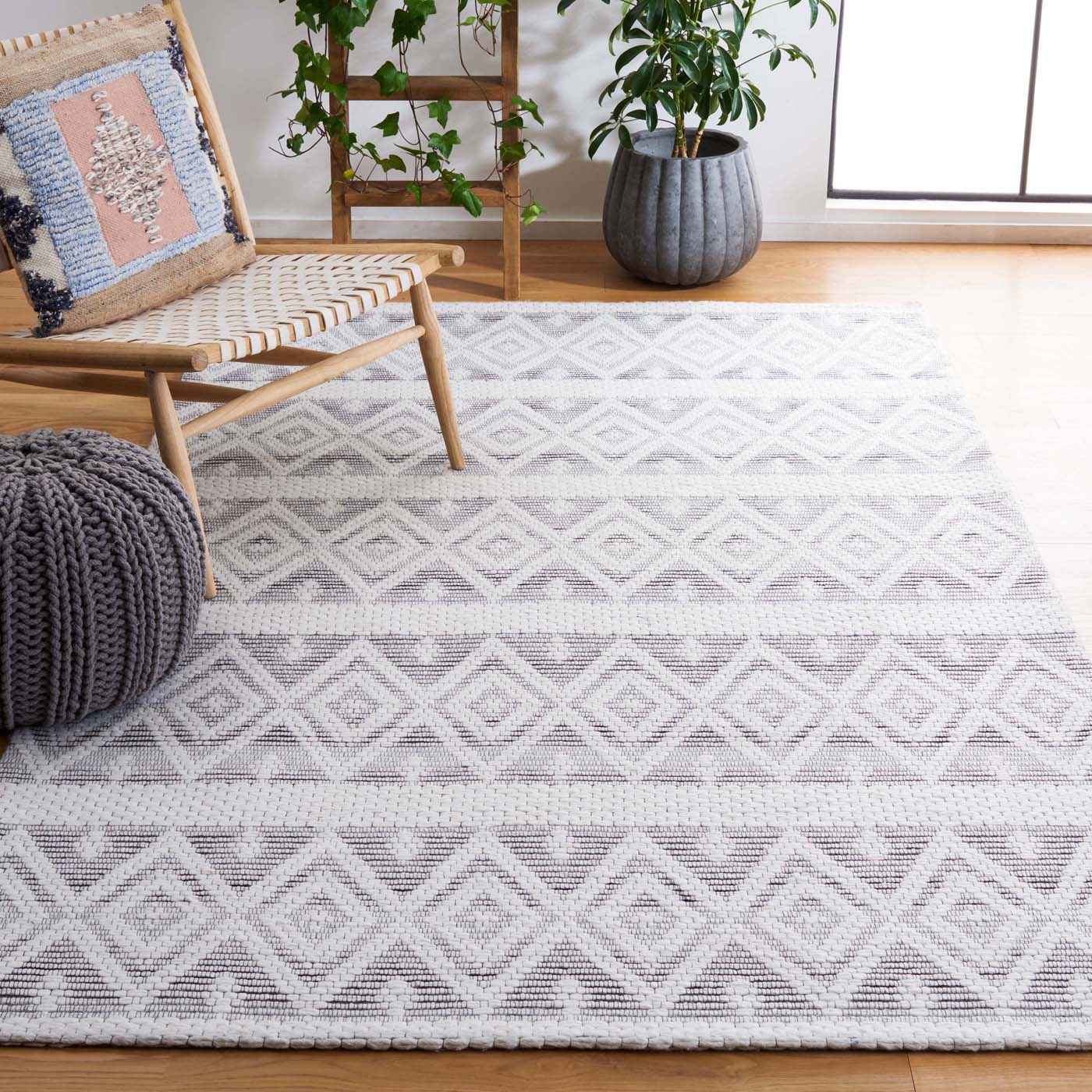 Safavieh Marbella 855 Rug, MRB855 - Ivory / Black