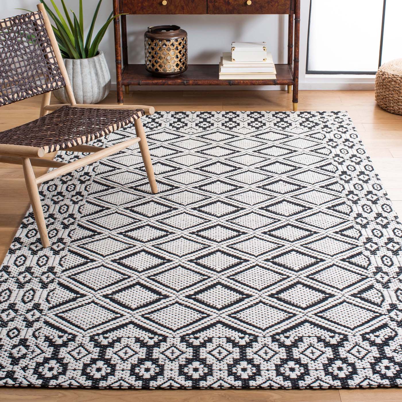 Safavieh Marbella 951 Rug, MRB951 - Ivory / Black