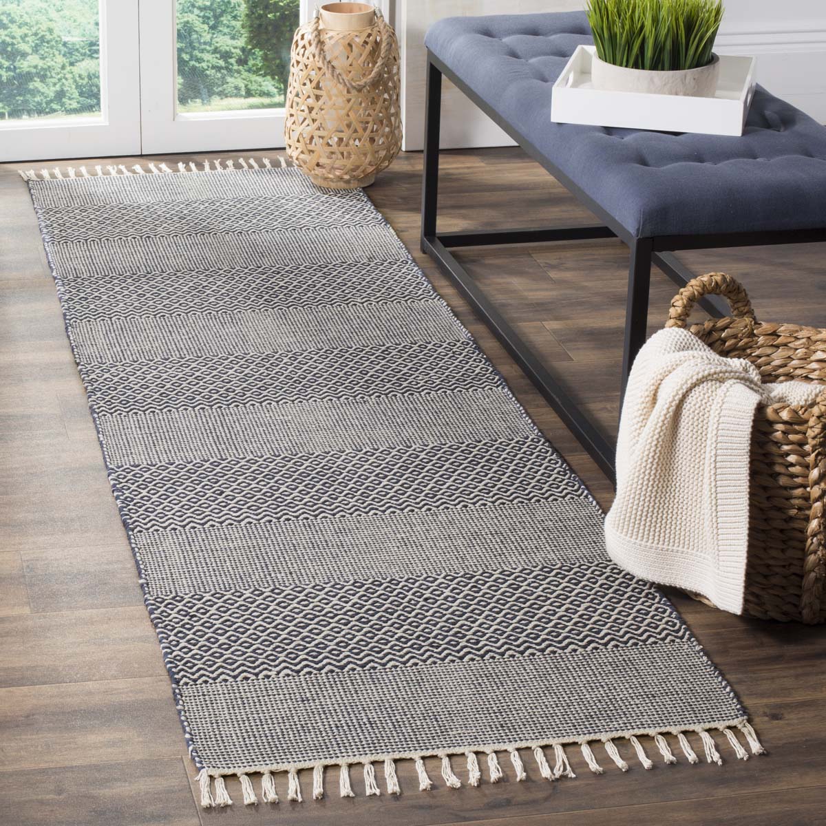 Safavieh Montauk 330 Rug, MTK330 - Ivory / Navy