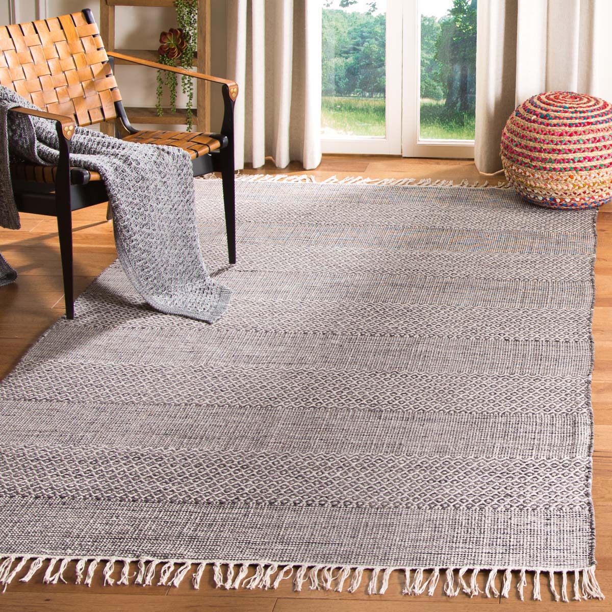 Safavieh Montauk 330 Rug, MTK330 - Ivory / Anthracite