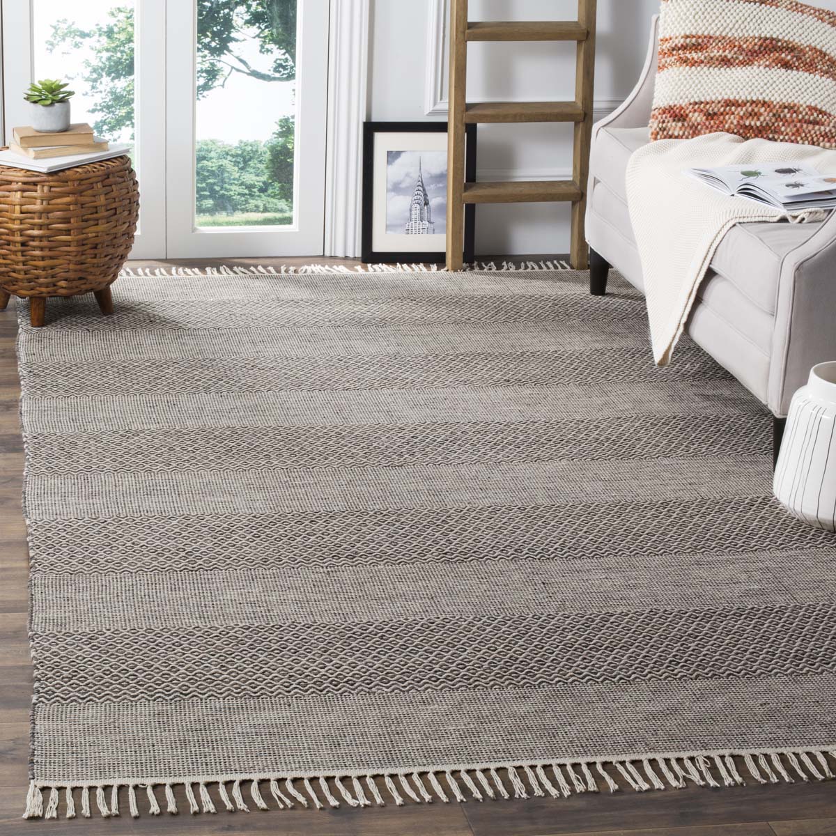 Safavieh Montauk 330 Rug, MTK330 - Ivory / Anthracite