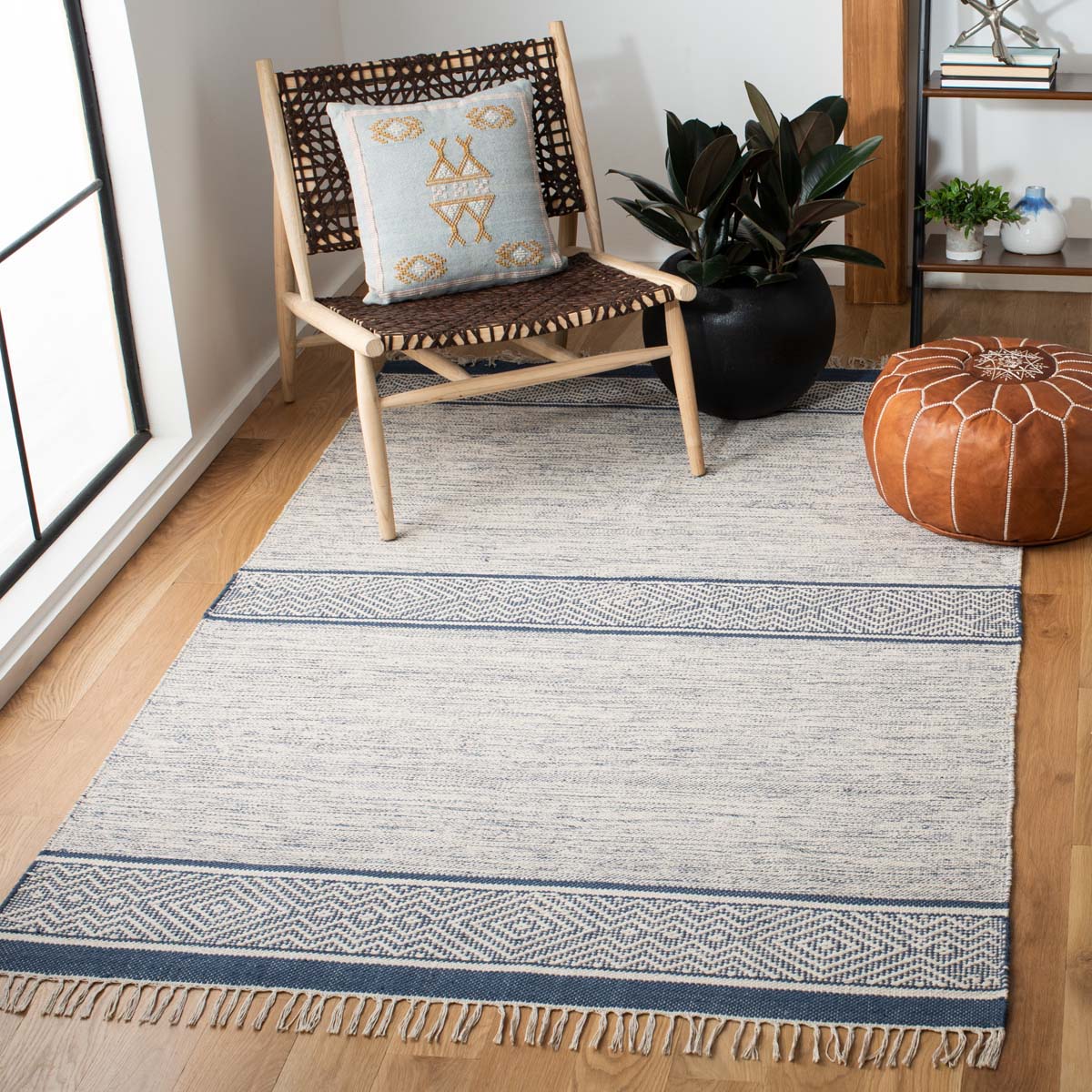 Safavieh Montauk 651 Rug, MTK651 - Ivory / Navy