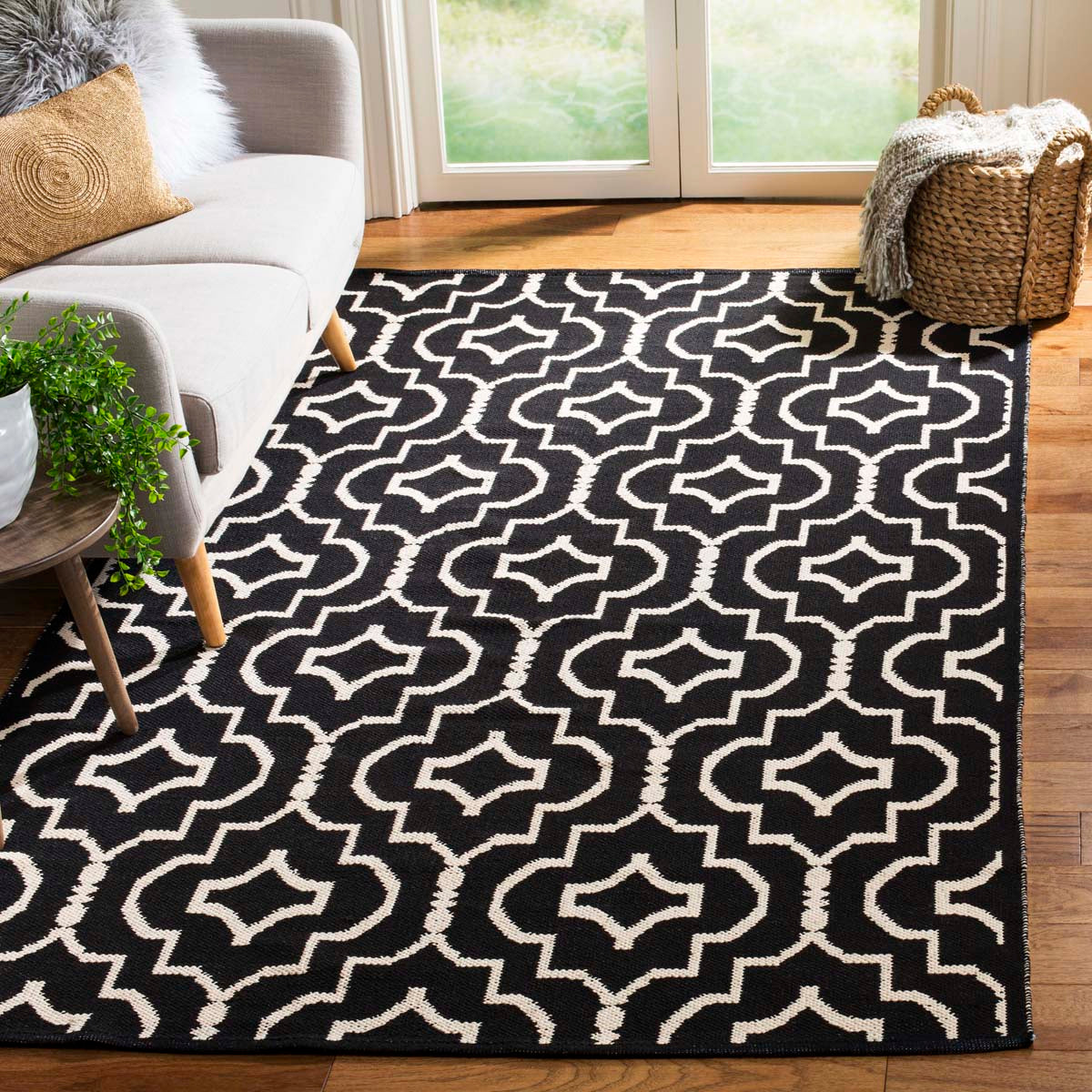 Safavieh Montauk 722 Rug, MTK722 - Black / Ivory