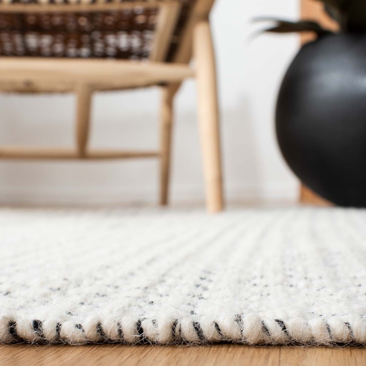 Safavieh Montauk 813 Rug, MTK813 - Ivory / Black