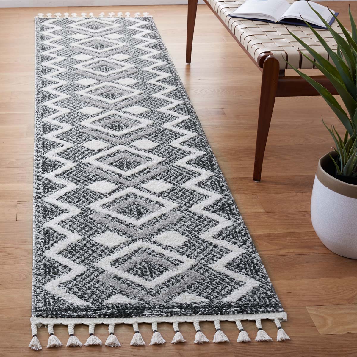 Safavieh Moroccan Tassel Shag 452 Rug, MTS452 - Ivory / Black