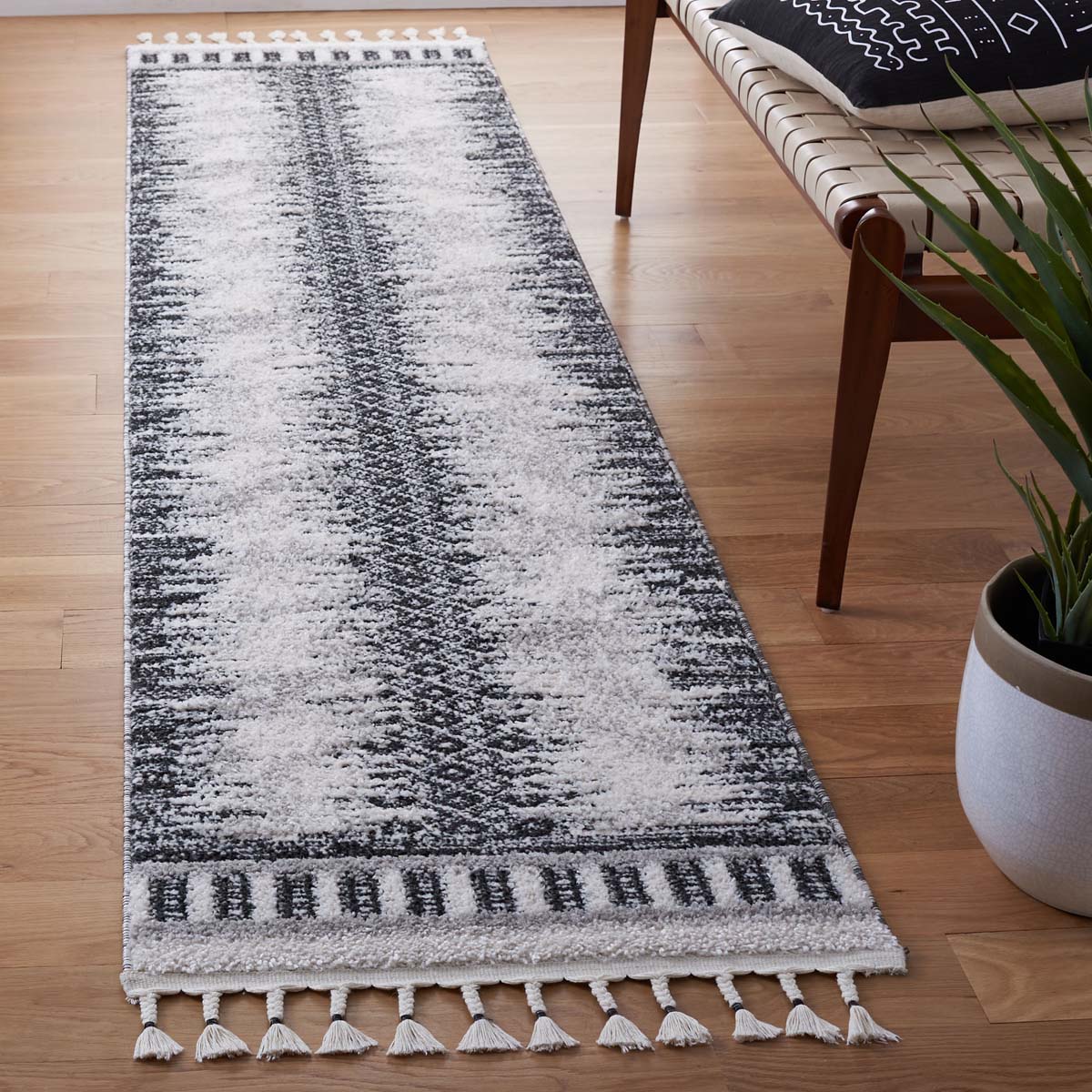 Safavieh Moroccan Tassel Shag 483 Rug, MTS483 - Ivory / Black